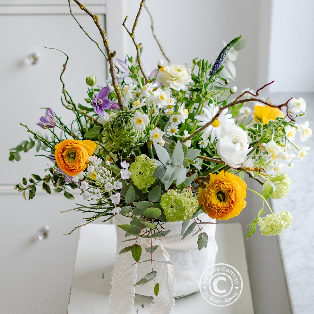 Bunter Frühlingsstrauss mit Tulpen und Narzissen