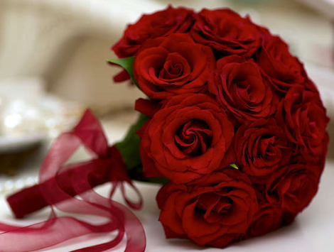 Prachtvoller Strauss aus roten Rosen